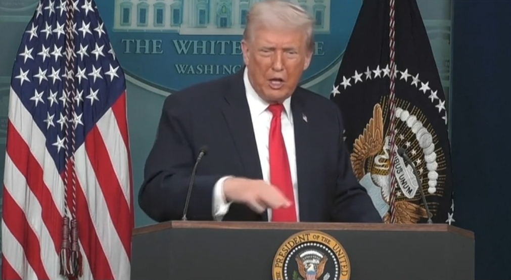 Trump Pledges $5,000 to Every American Adult if GOP Wins Midterms, Sparking Feasibility Debate